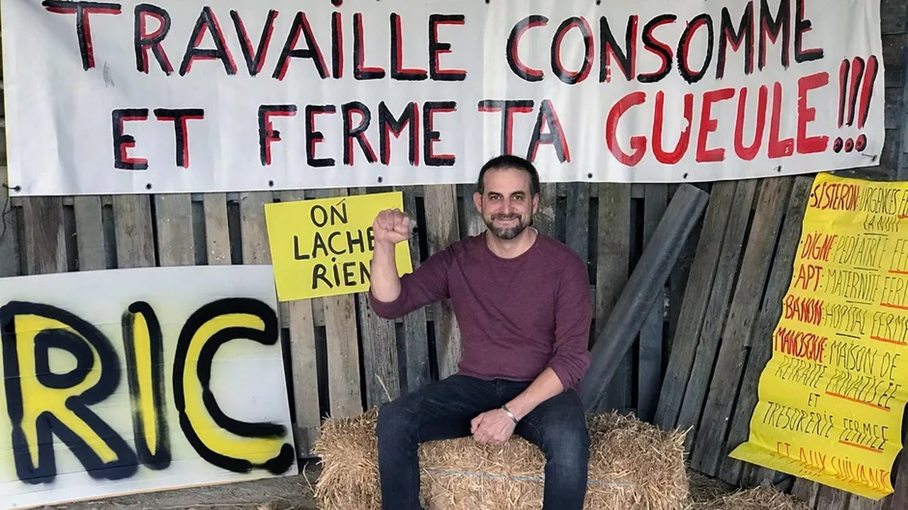 Classe moyenne, les révoltés backdrop