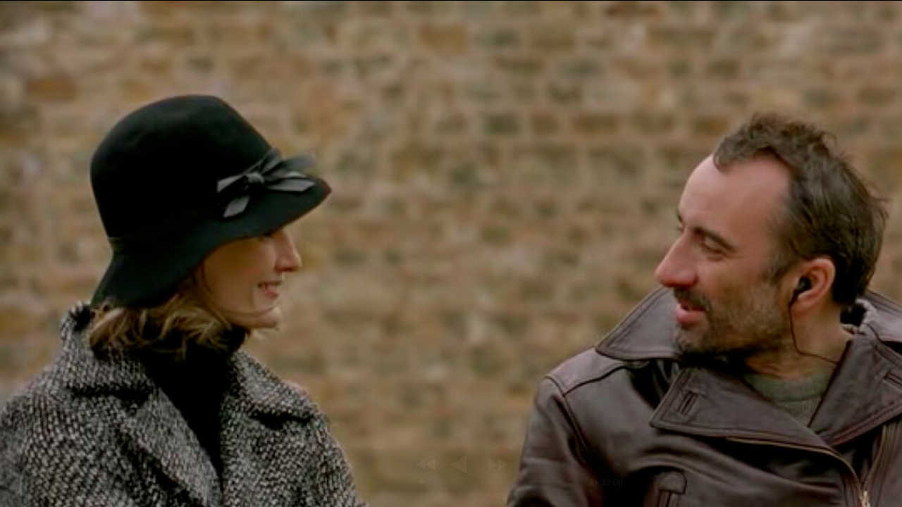 Toutes les filles sont folles backdrop