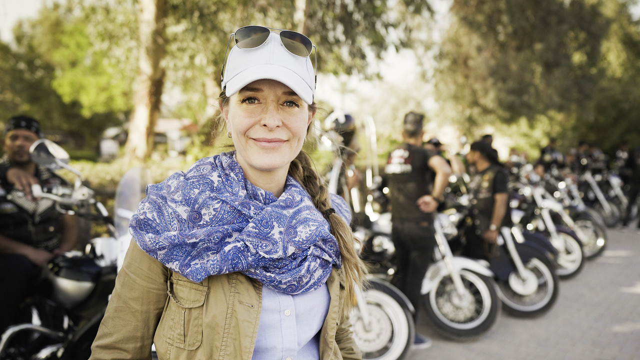 Face cachée backdrop