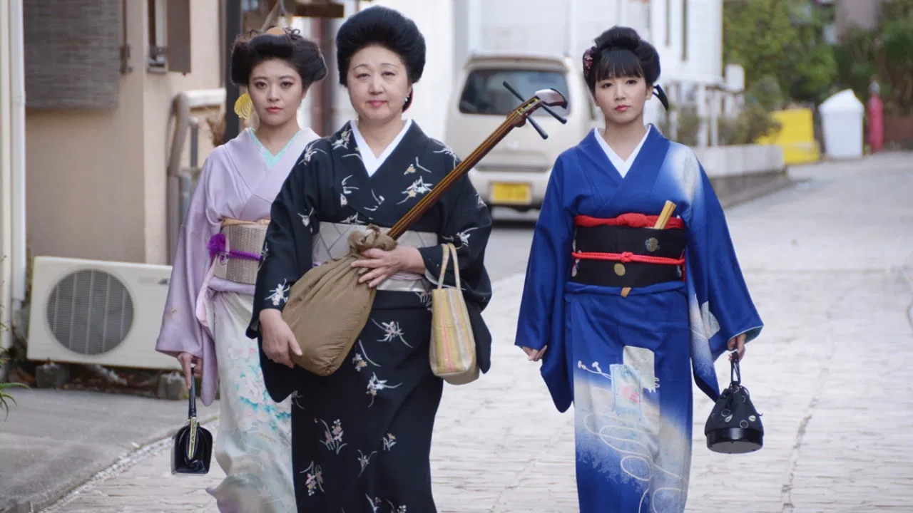 Hot Spring Geisha Pillow Performance in the Tatami Room backdrop