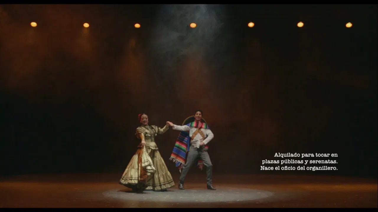 El Mono Cilindrero backdrop