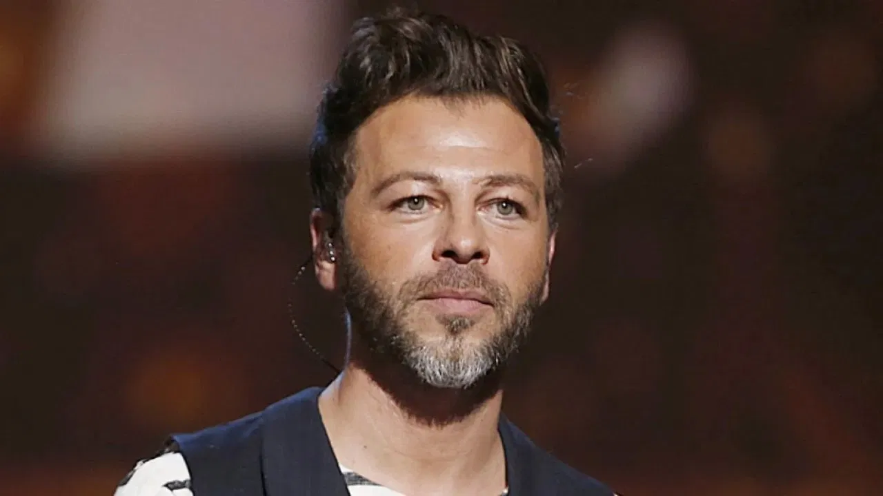 Christophe Mae - On Trace la Route backdrop