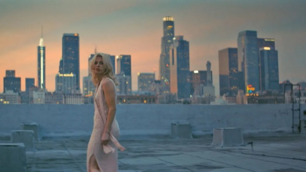 A Song of an Unknown Actress backdrop