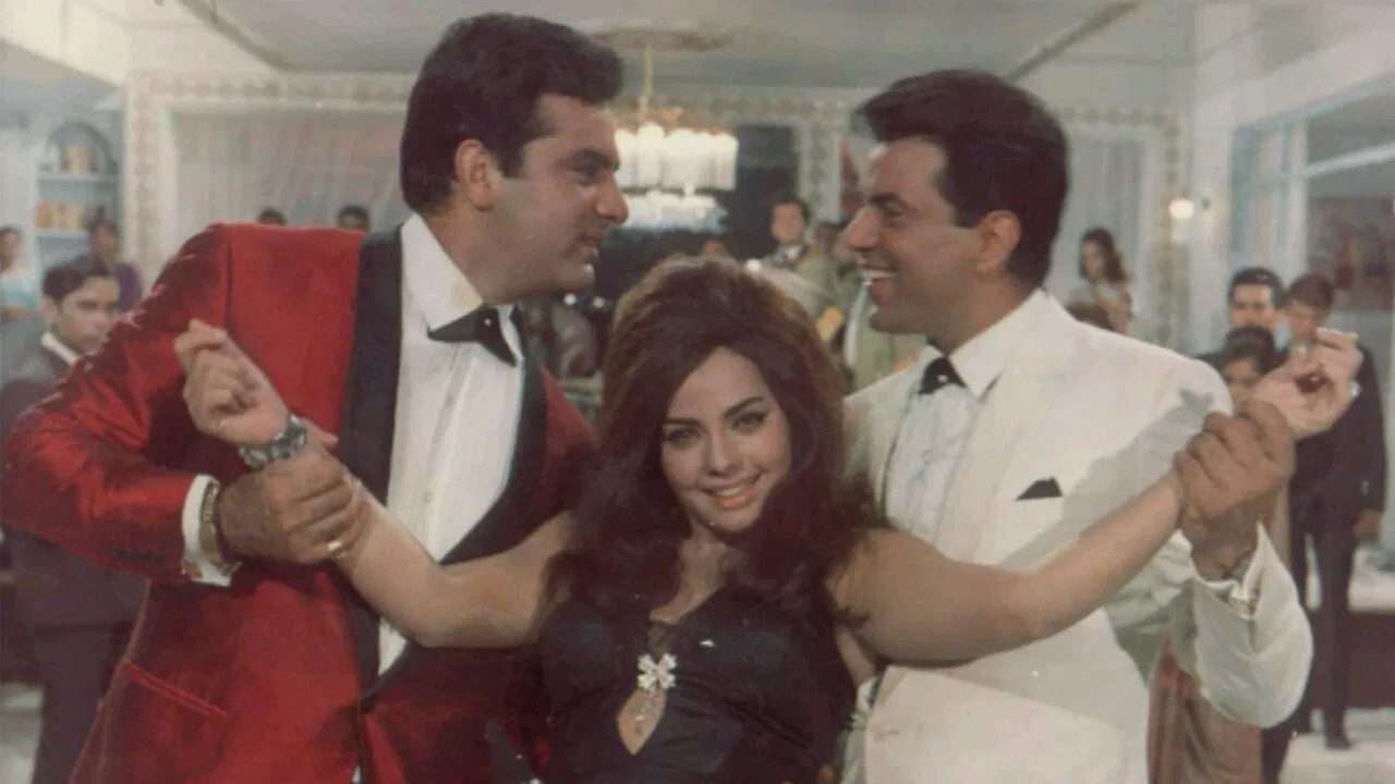 Aadmi Aur Insaan backdrop