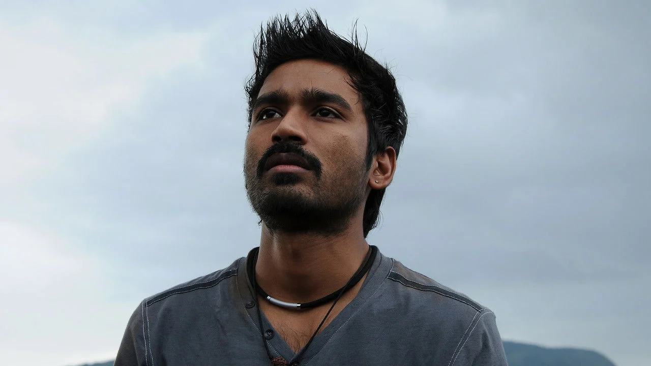 Mayakkam Enna backdrop