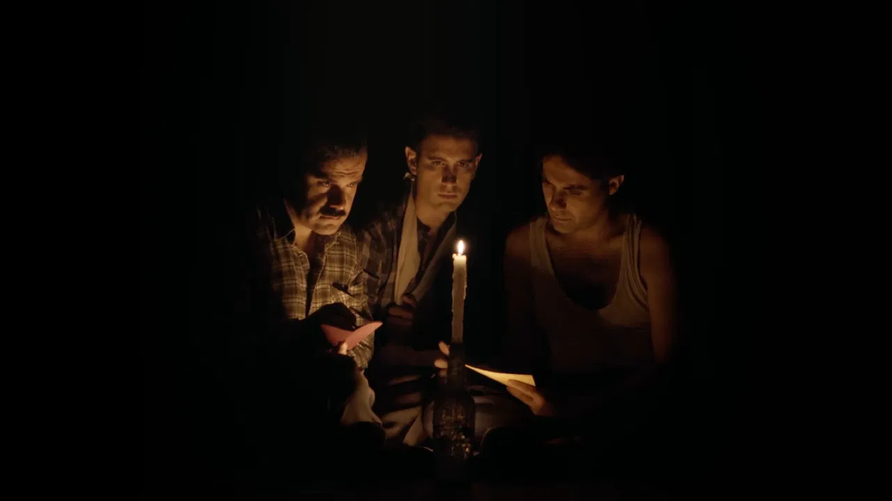 Tres hombres no pueden ocultarse bajo la tapa de un puchero backdrop