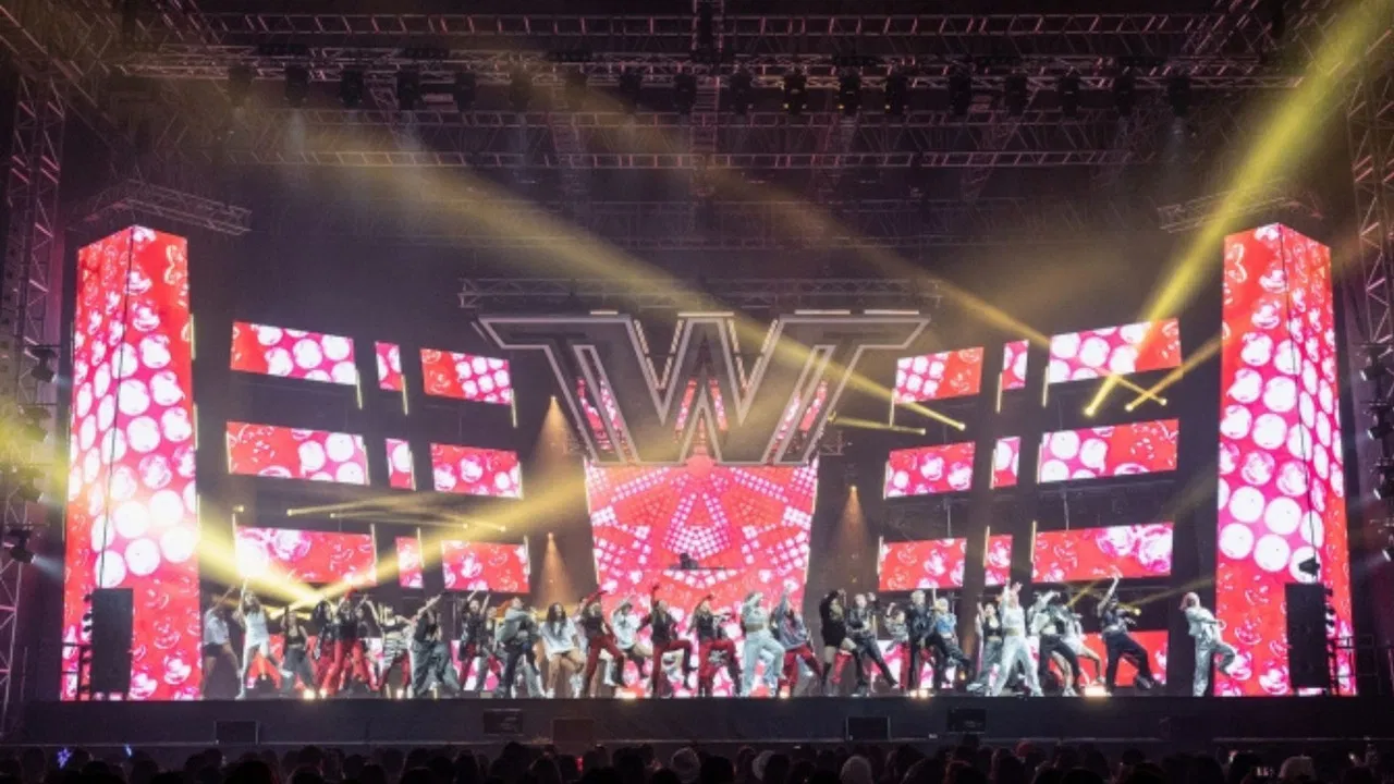 Street Woman Fighter Concerts backdrop