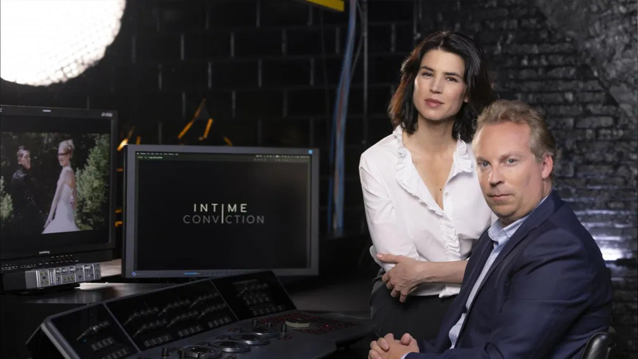 Intime conviction backdrop