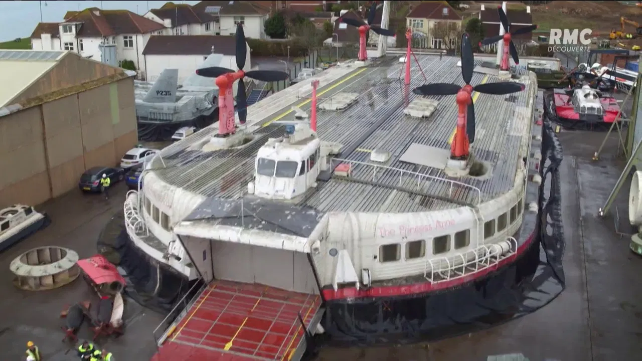 Hovercraft - Inside Mighty Machines backdrop