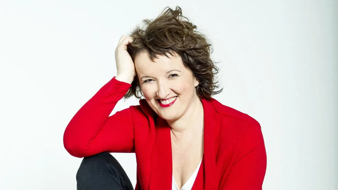 Anne Roumanoff : Aimons-nous les uns les autres, et plus encore… backdrop