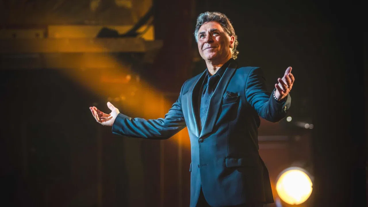 Roberto Alagna aux Folies Bergère, le concert anniversaire backdrop