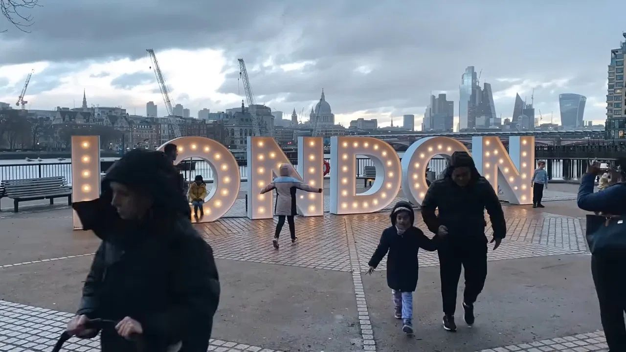 Analizando Humanos en Londres backdrop