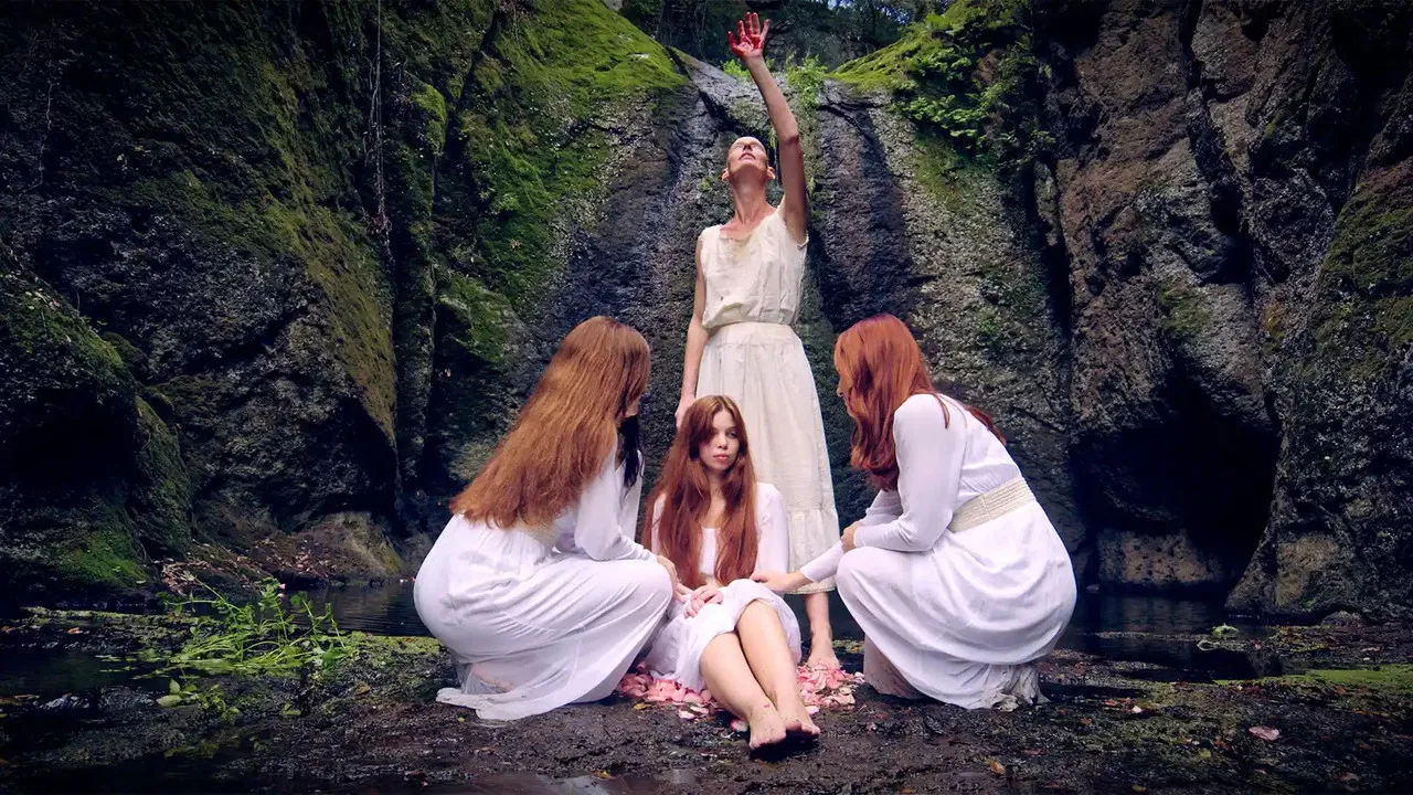 Madrenostra backdrop