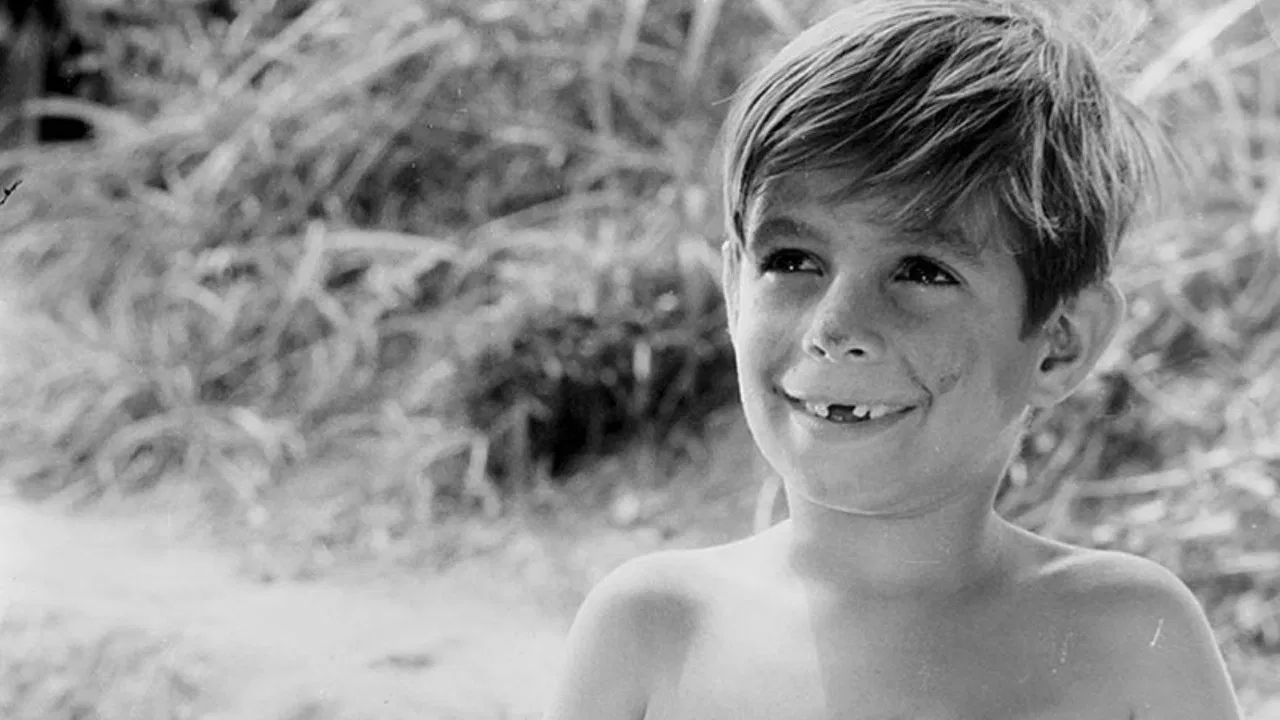 Menino da Calça Branca backdrop