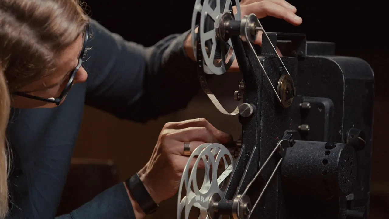 Der Mann mit der kleinen Kamera backdrop