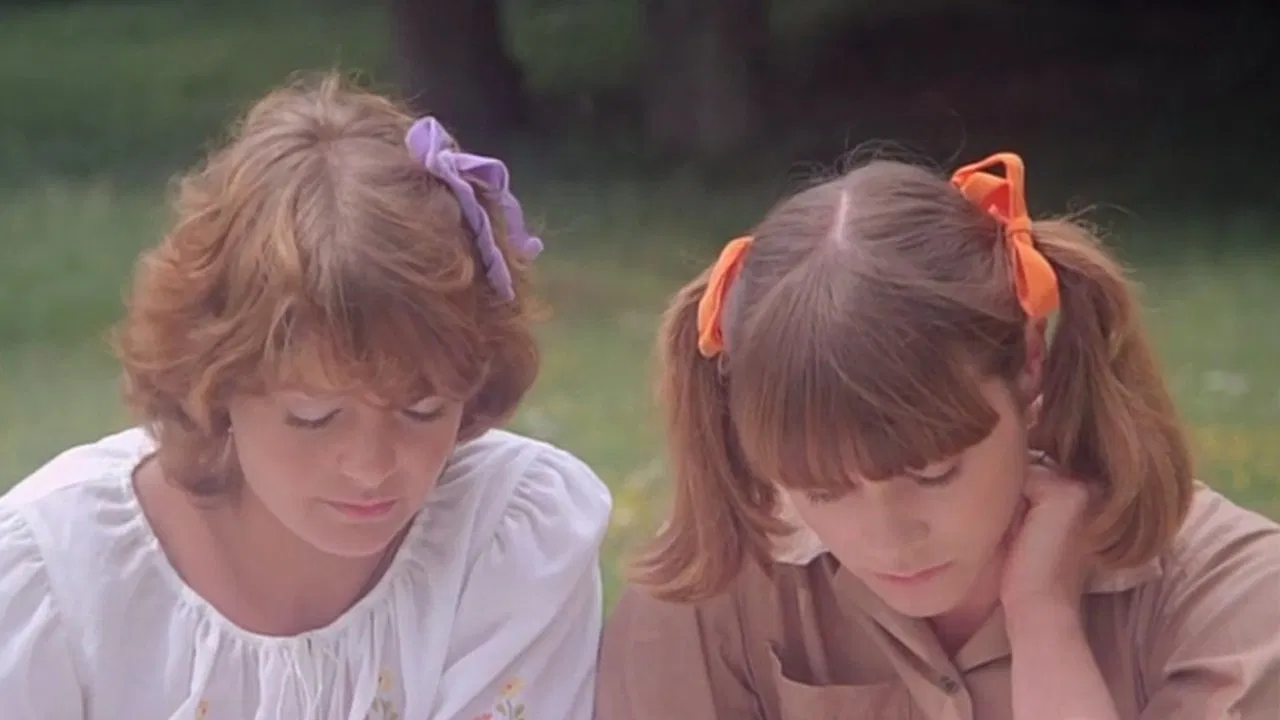 Les Collégiennes backdrop