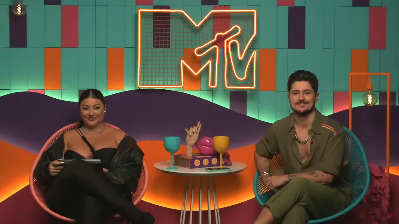 No Estúdio com o Ex Caribe backdrop