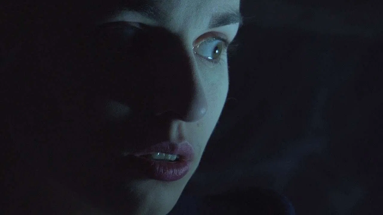 Help Me I Am Dead - Die Geschichte der Anderen backdrop