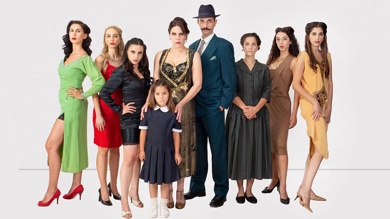 Το Χάρτινο Κουτί backdrop