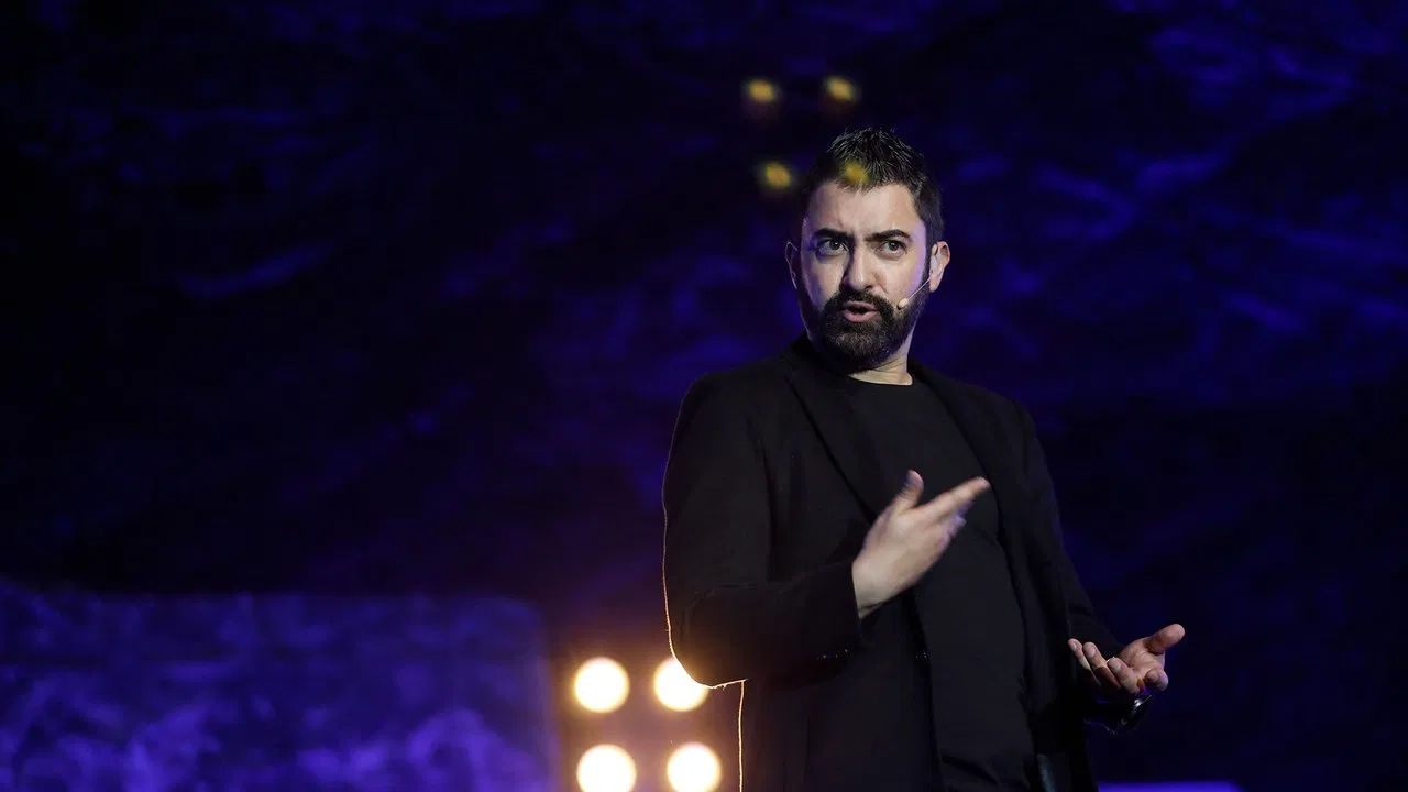 Iván Marín Ascend backdrop