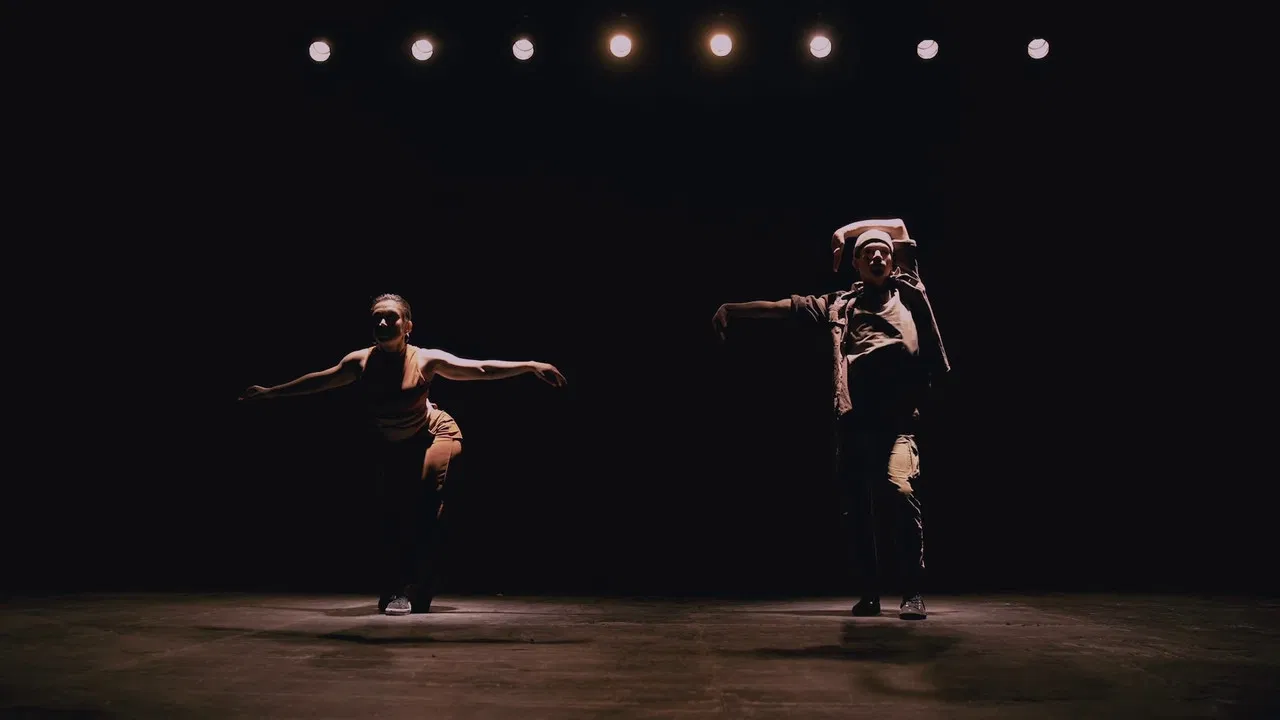 Bailando al Margen: Vogue, Waack y el arte de la expresión. backdrop