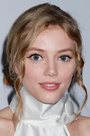 Grace Van Dien photo