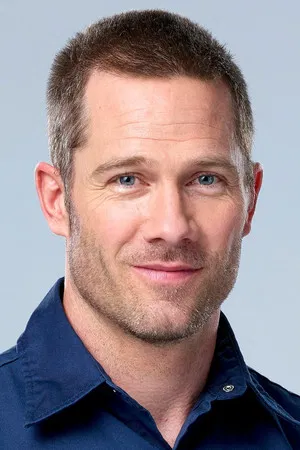 Luke Macfarlane photo