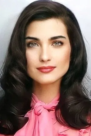 Tuba Büyüküstün photo