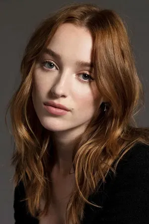 Phoebe Dynevor photo