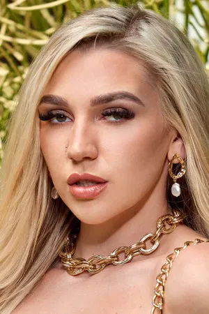 Kendra Sunderland photo