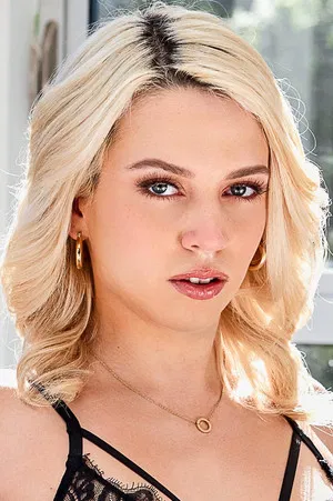 Madison Summers photo