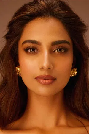 Meenakshi Chaudhary photo