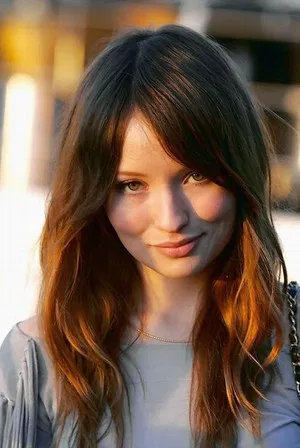 Emily Browning photo