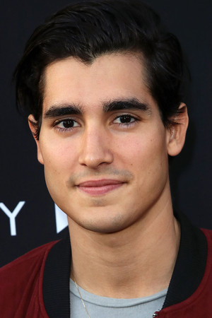 Henry Zaga photo