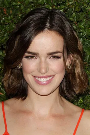 Elizabeth Henstridge photo