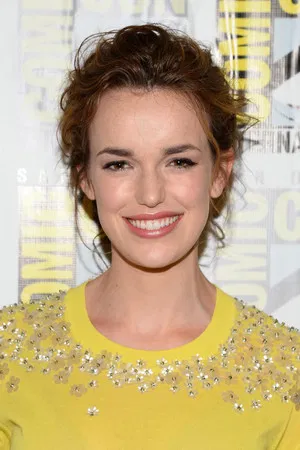 Elizabeth Henstridge photo