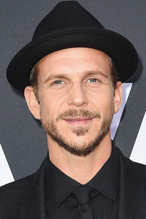 Gustaf Skarsgård photo