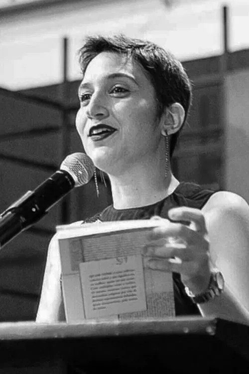 Camile Queiroz profile