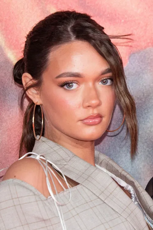 Daisy Tomlinson profile