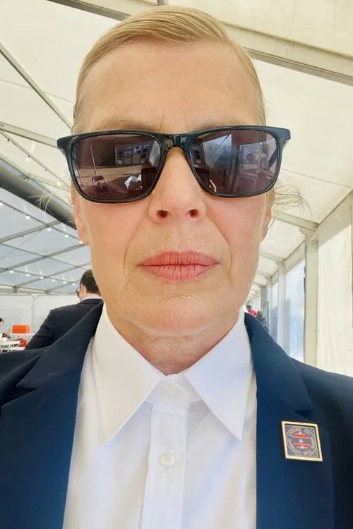 Holly Barnard profile