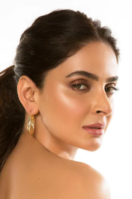 Saba Qamar profile