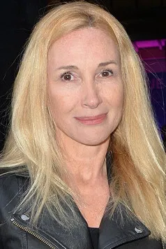 Isabelle Doval profile