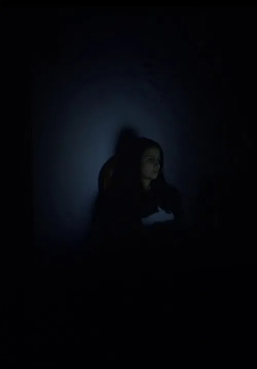 În care eroina se ascunde și apoi are parte de o întâlnire neașteptată poster