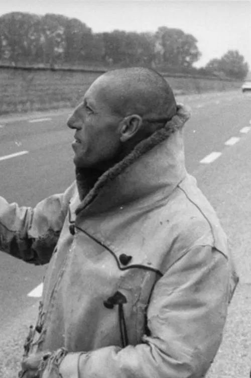 Devant le mur poster