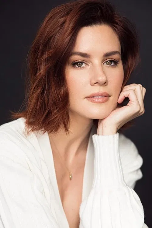 Chelsea Hobbs profile