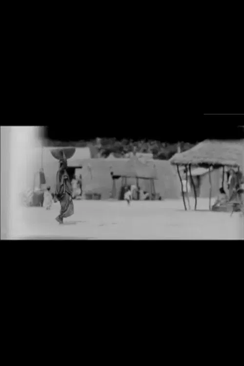 Femme Ouolofe (Sénégal) en marche avec poids sur sa tête poster