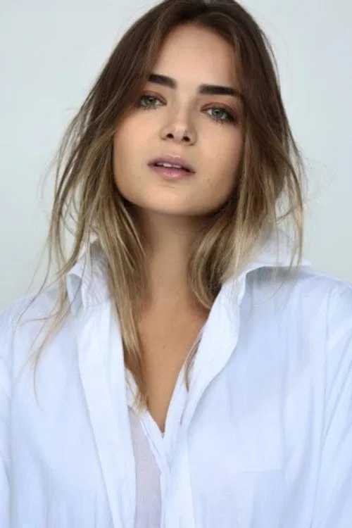 Camila Mayrink profile