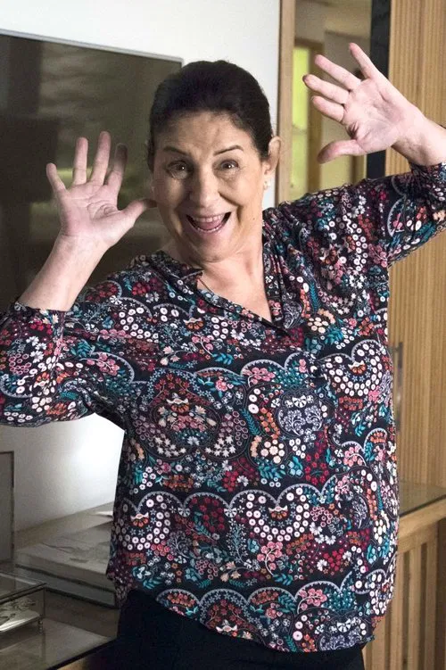 Cláudia Mello profile