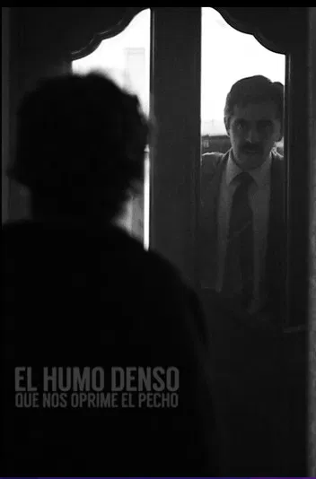 El humo denso que nos oprime el pecho poster