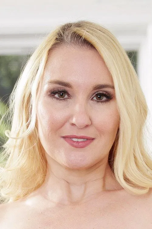 Julia Robbie profile